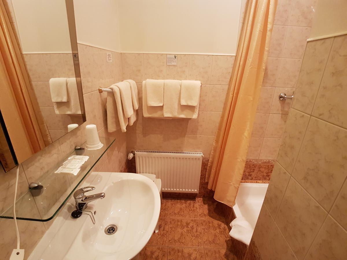 Birinu Pils Hotel Bīriņi Bagian luar foto